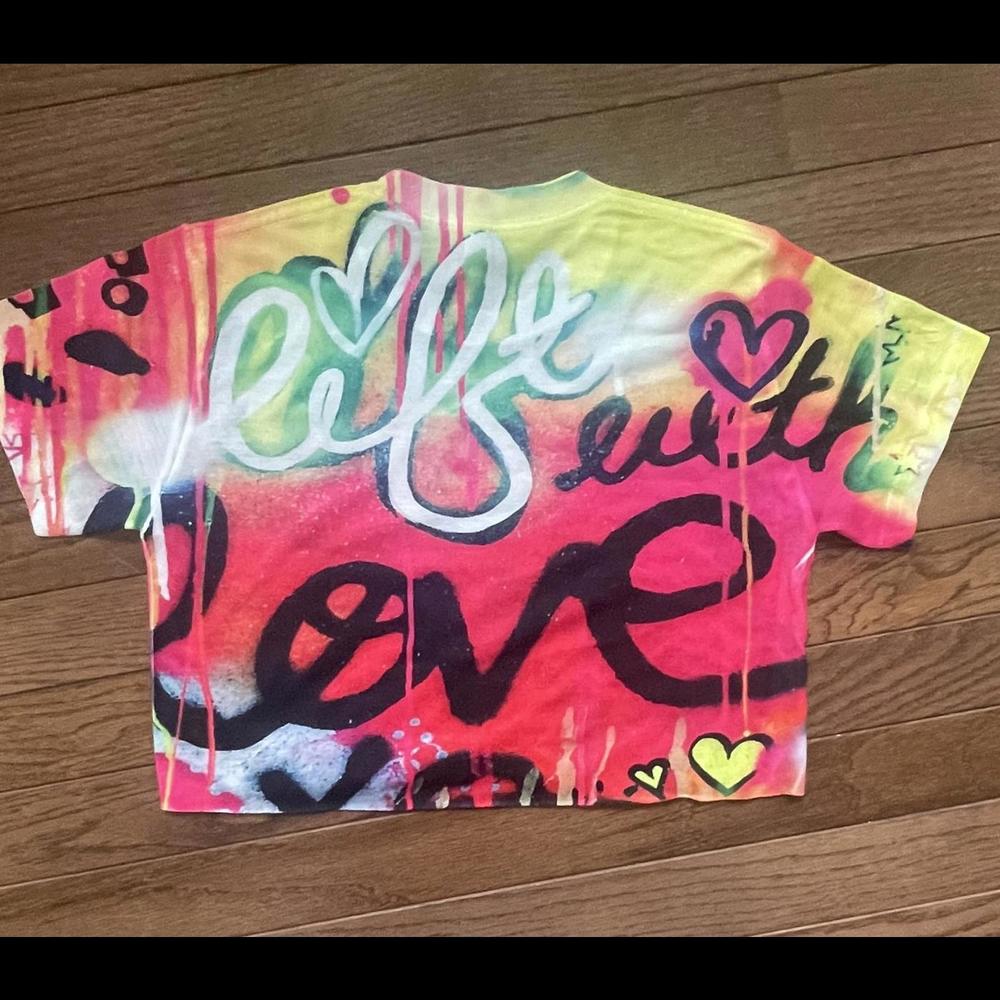 Short sleeve graffiti crop top xs